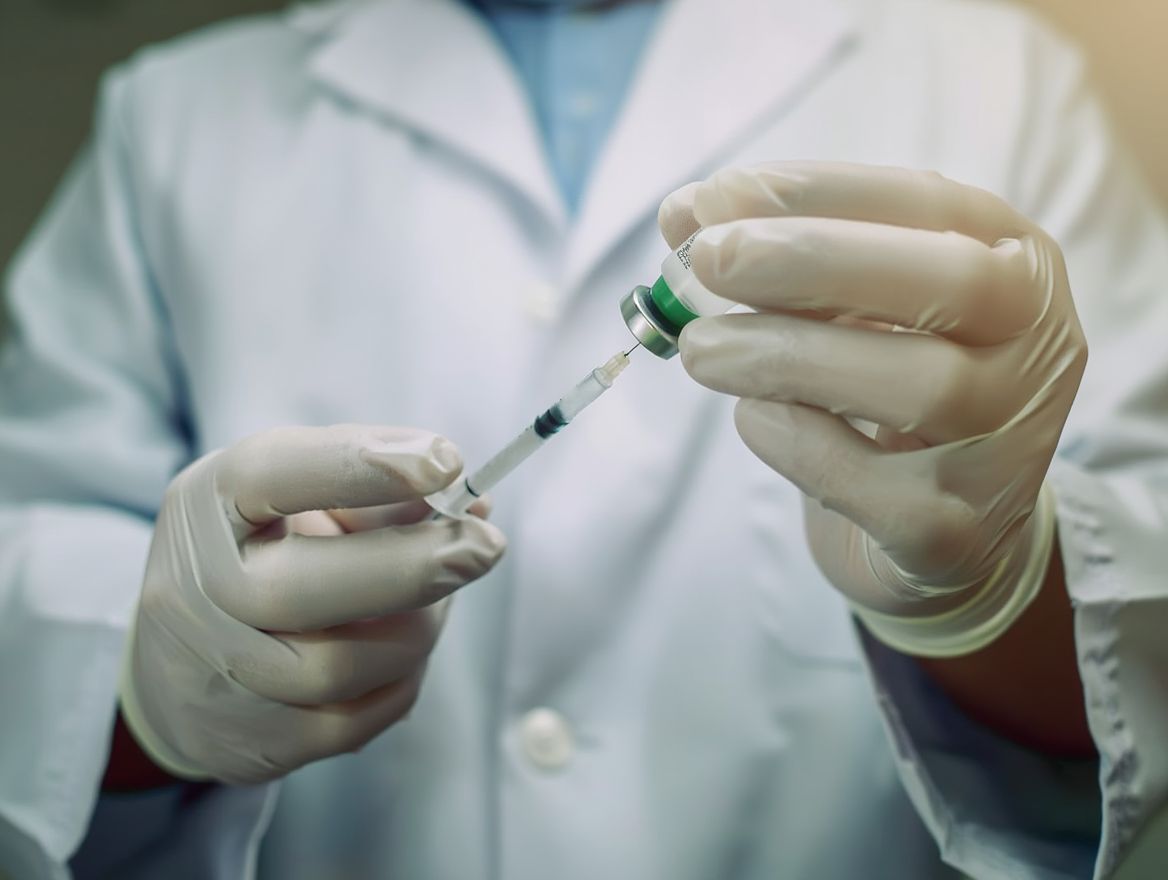 Врач со шприцом в руках